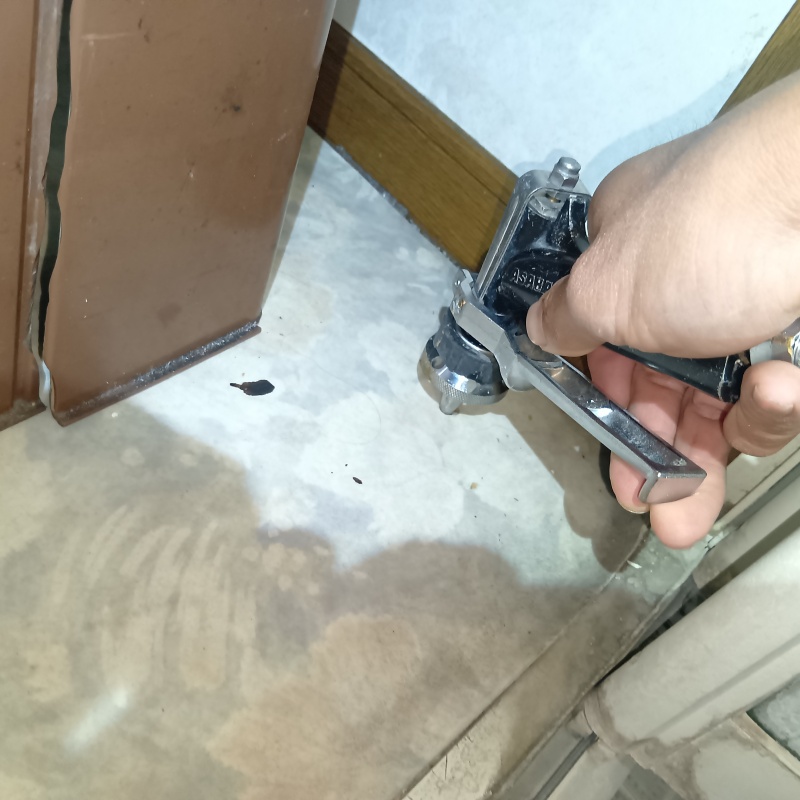 室内の床に穴を開けて防蟻剤を注入