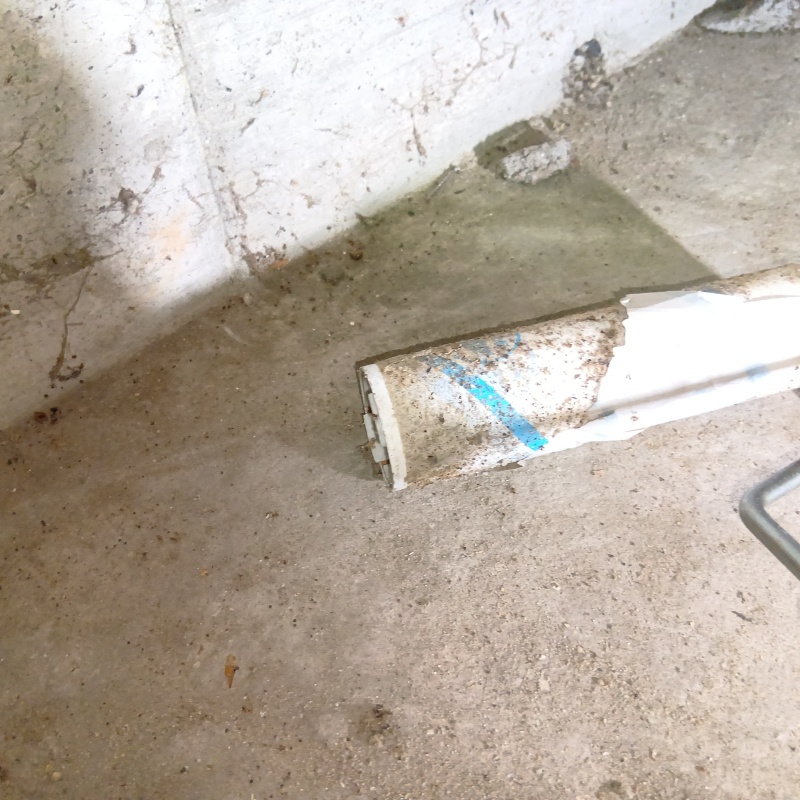 粘着テープで床下を清掃