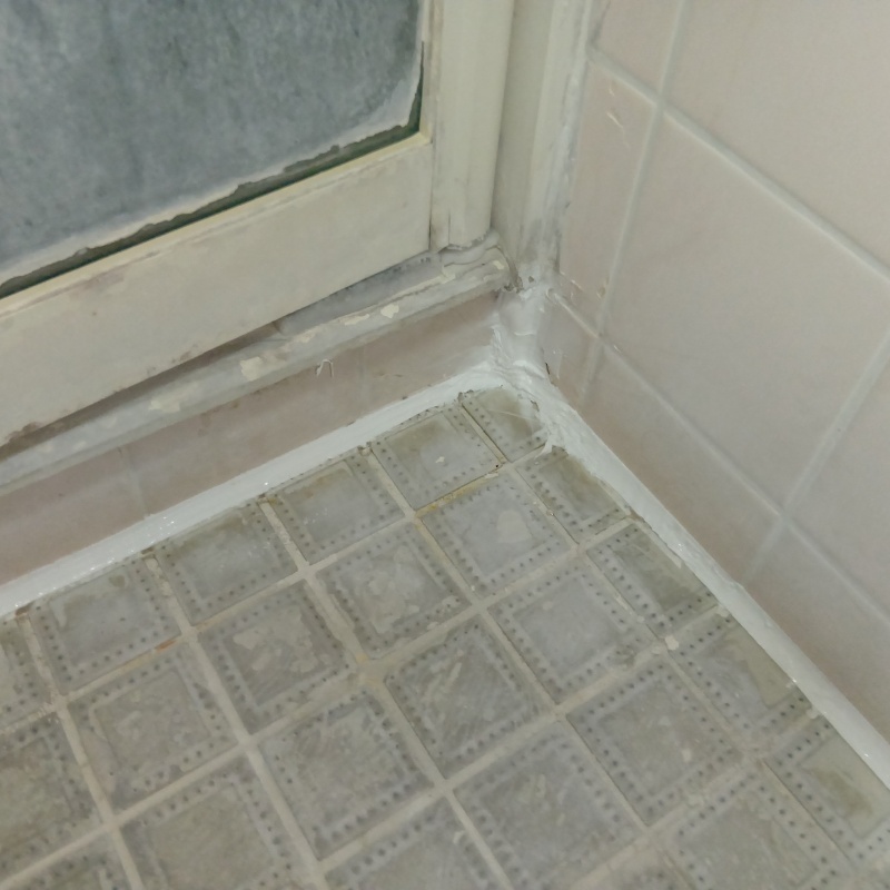 浴室の床をコーキング処理した様子