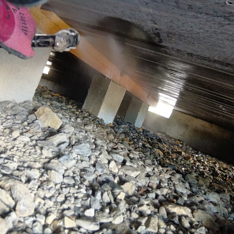 床下の木材にシロアリ駆除剤を散