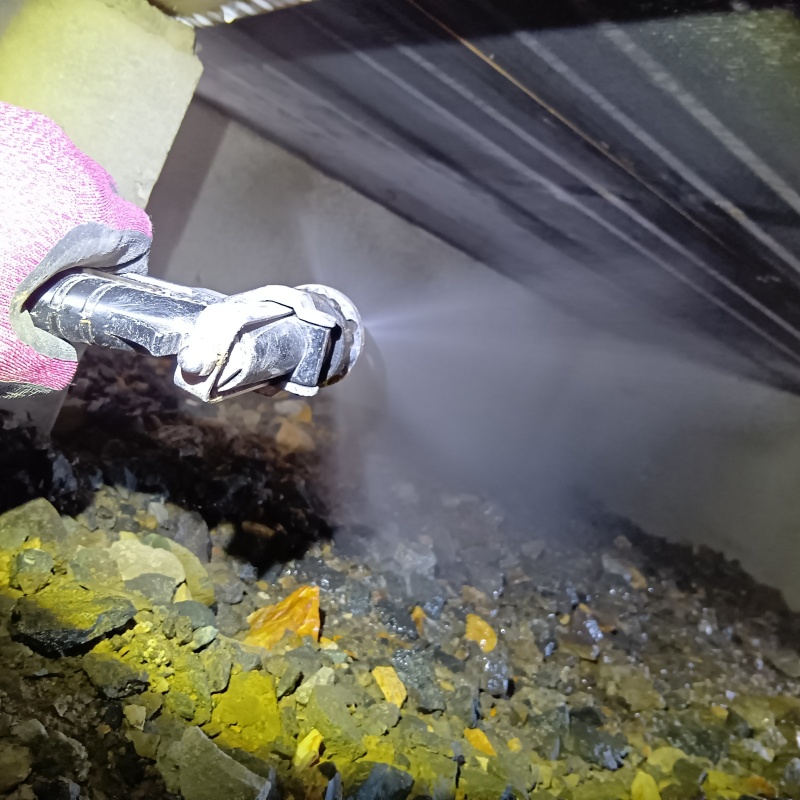 床下の木材にシロアリ駆除剤を散