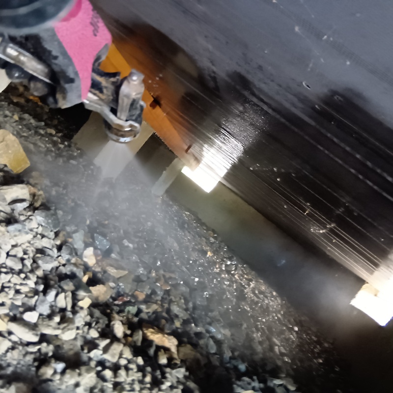 床下の土壌にシロアリ駆除剤を散布