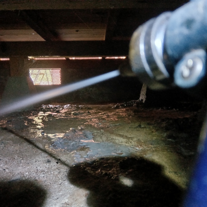 床下の土壌にシロアリ駆除剤を散布