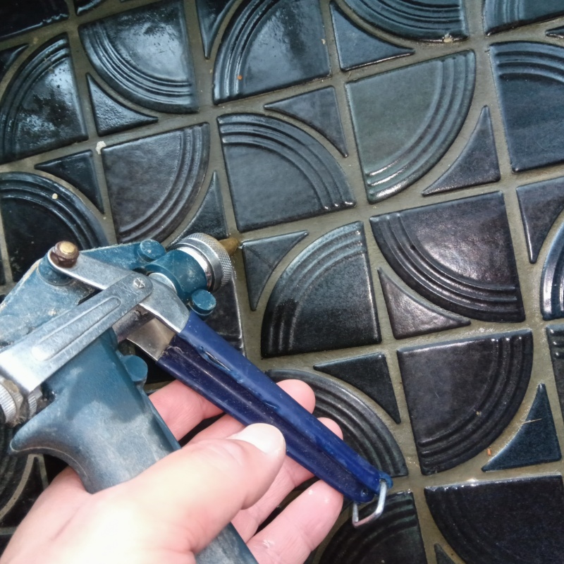 床に穴を開けてシロアリ駆除剤を注入