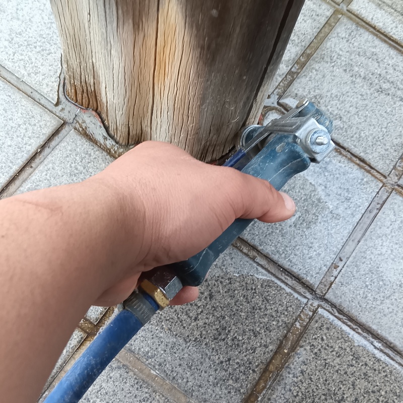 柱に穴を開けて防蟻剤を注入