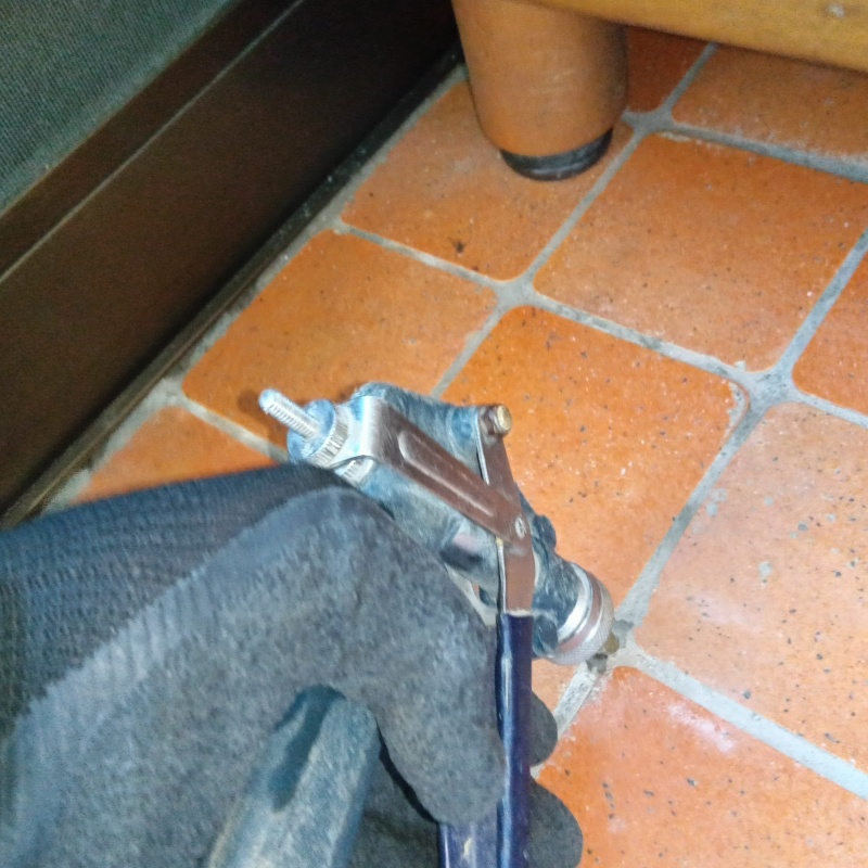 床に穴を開けてシロアリ駆除剤を注入