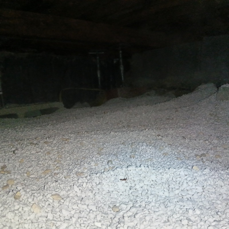 床に調湿剤を敷いた様子