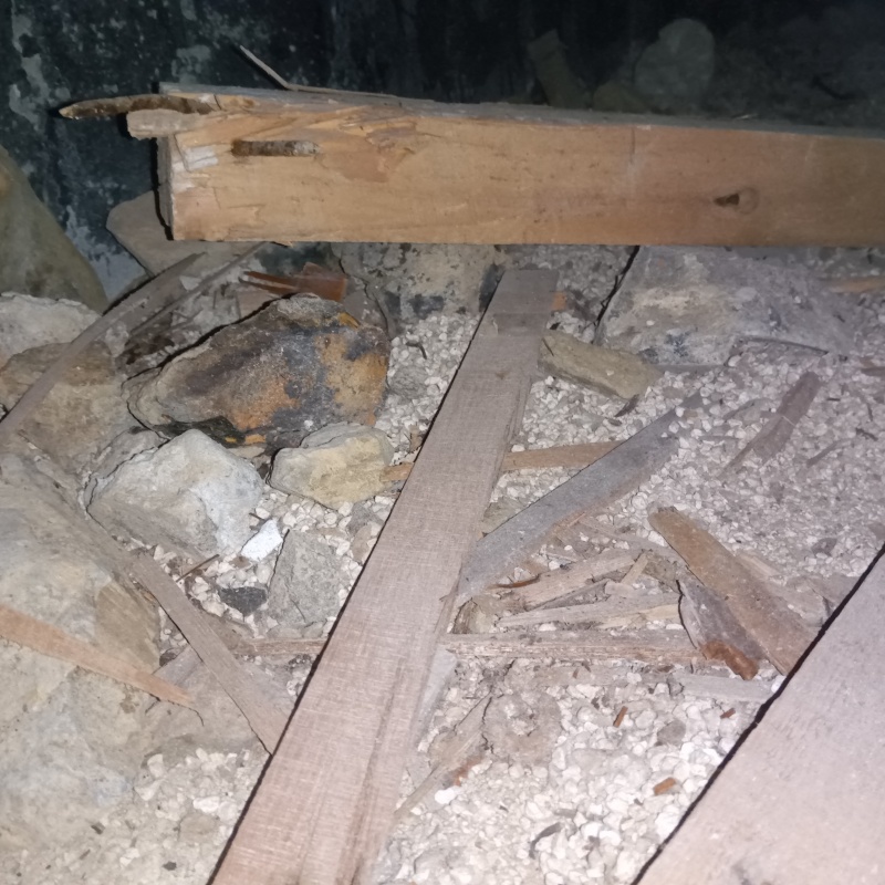 床下の廃材