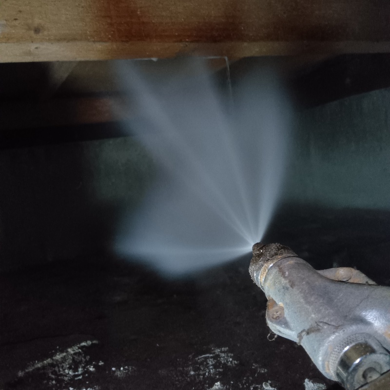 床下の木材に防蟻剤を散布