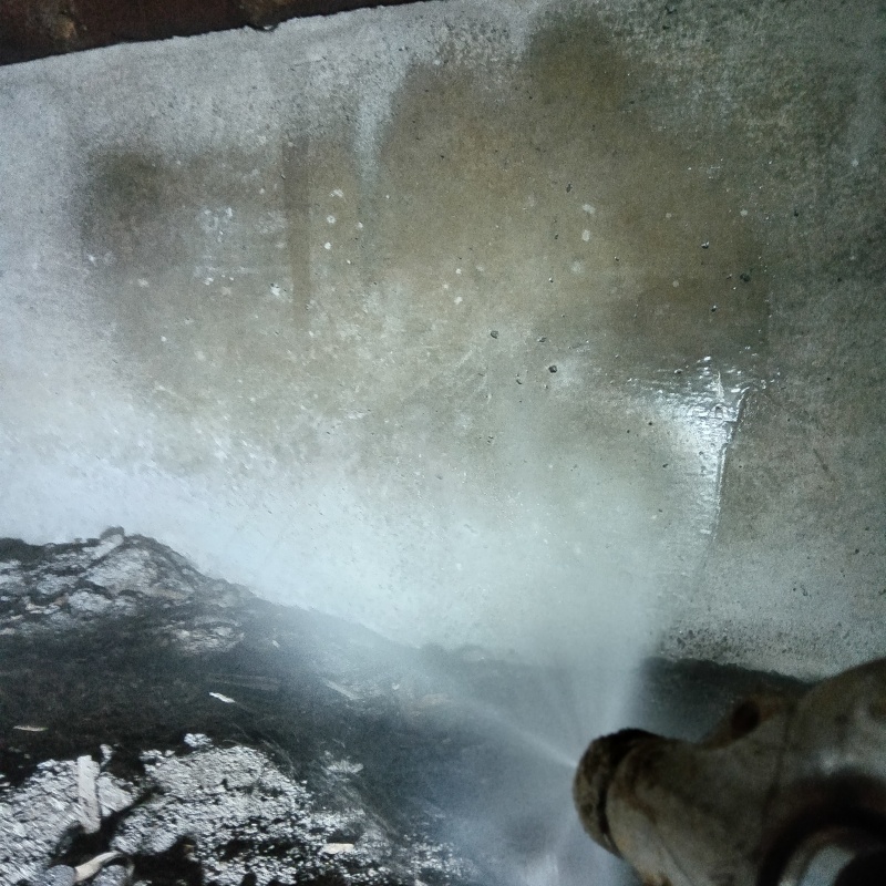 床下の土壌に防蟻剤を散布