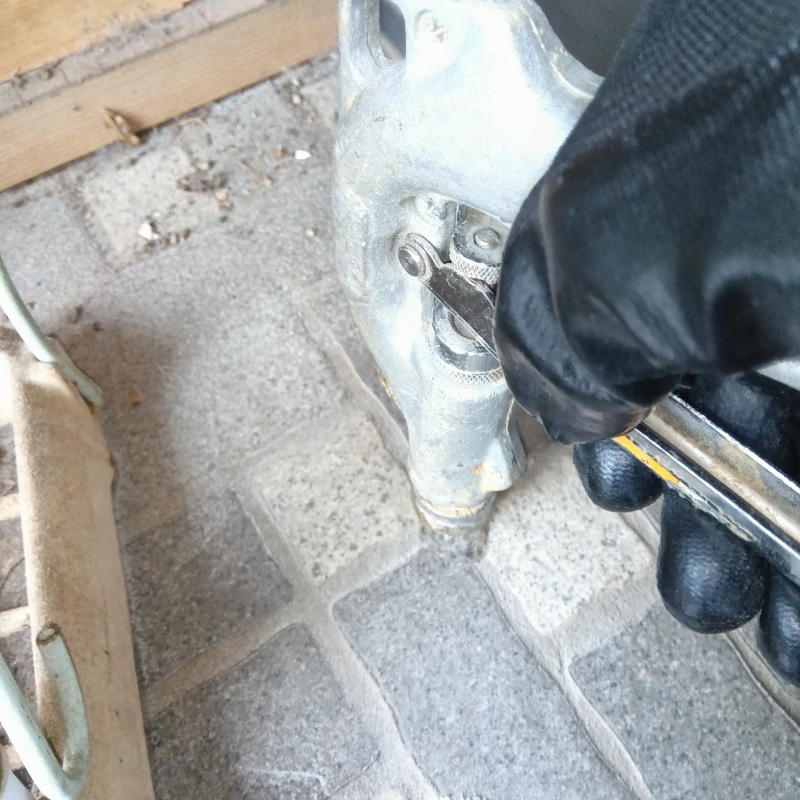 床に穴を開けて防蟻剤を注入