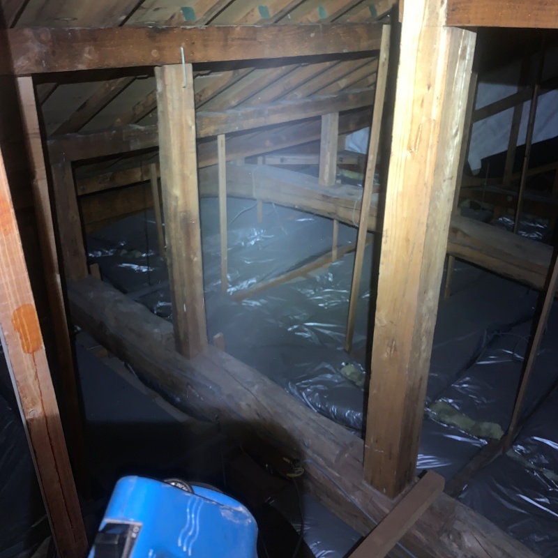 屋根裏を除菌・消臭している様子