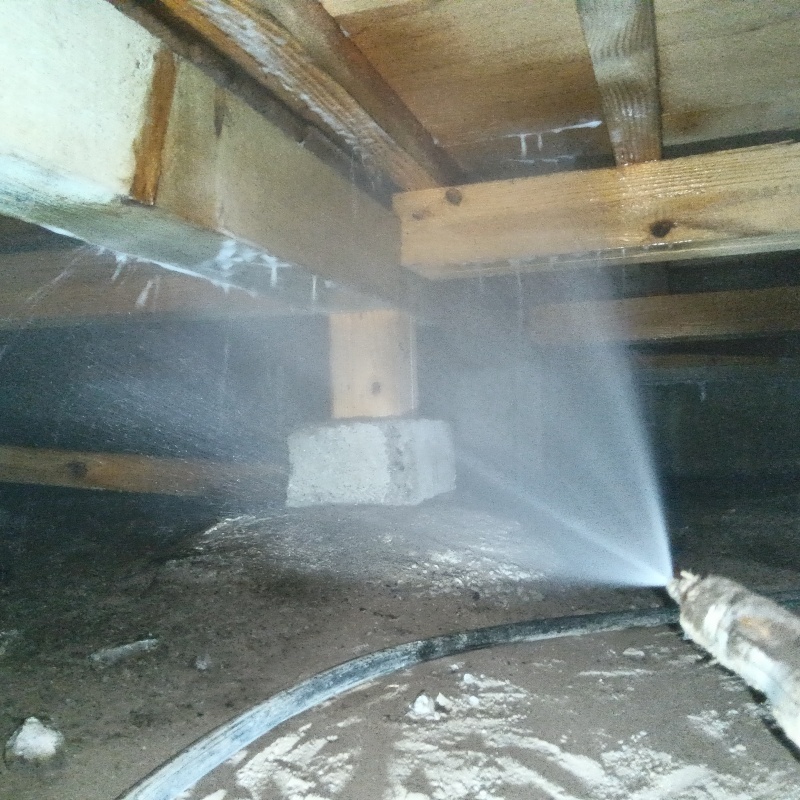 床下の木材に防蟻剤を散布