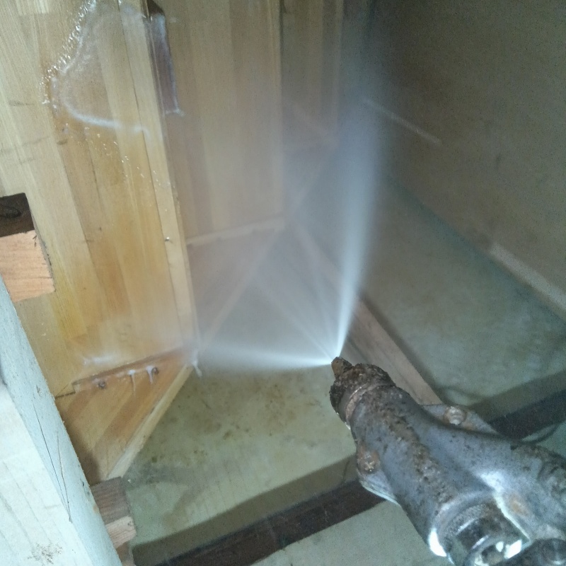 床下の木材に防蟻剤を散布