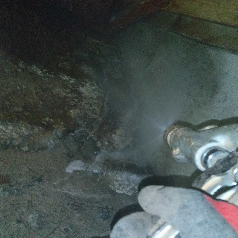 床下の土台付近に防蟻剤を散布