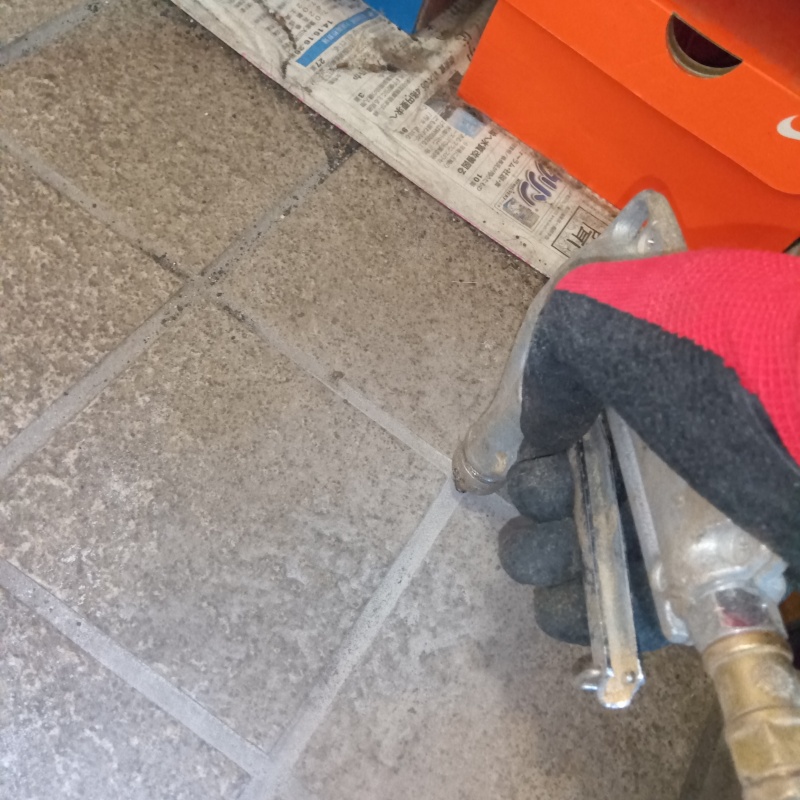 床に穴を開けて防蟻剤を注入