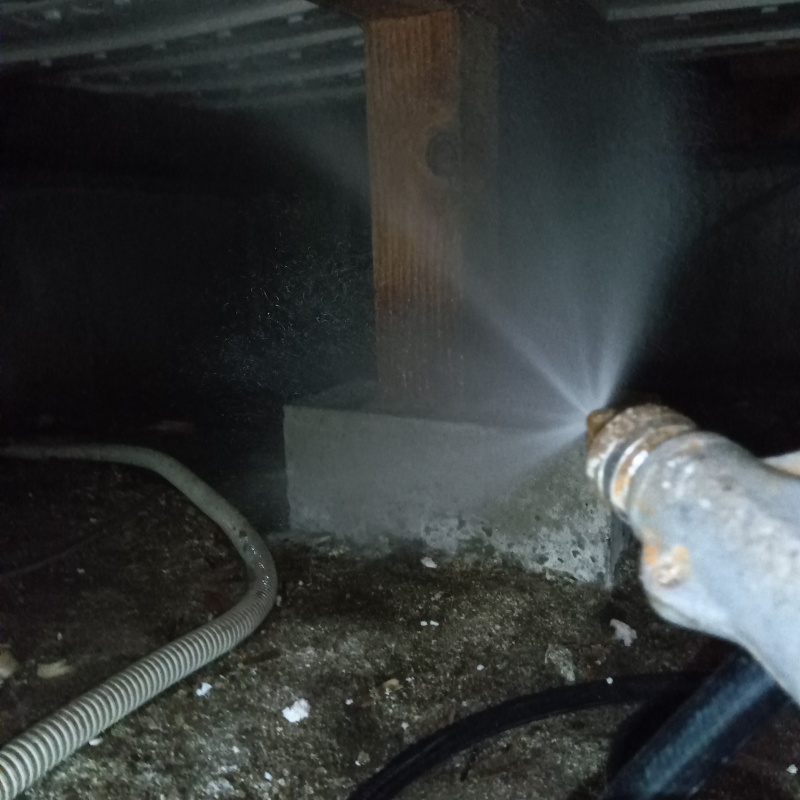 床下の木材に防蟻剤を散布