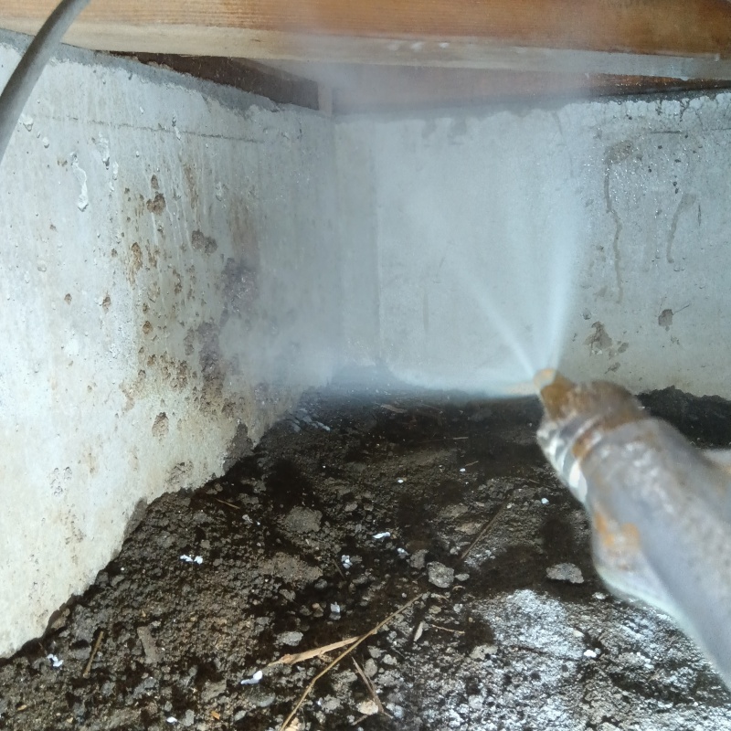床下の木材に防蟻剤を散布