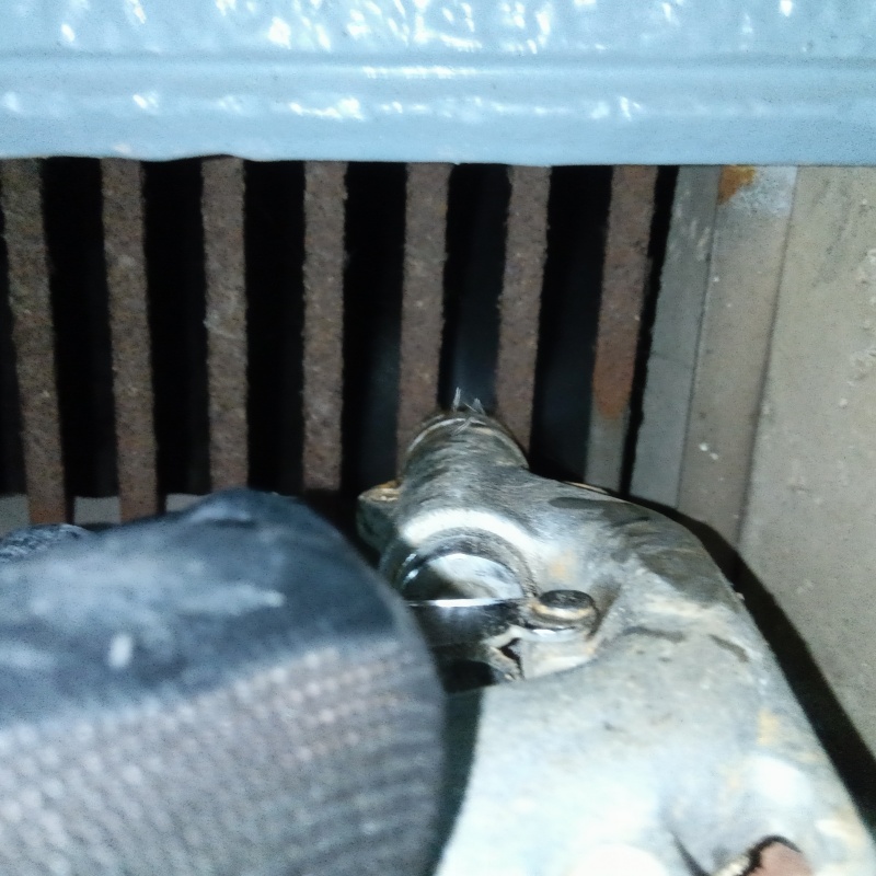 床下換気口から防蟻剤を散布