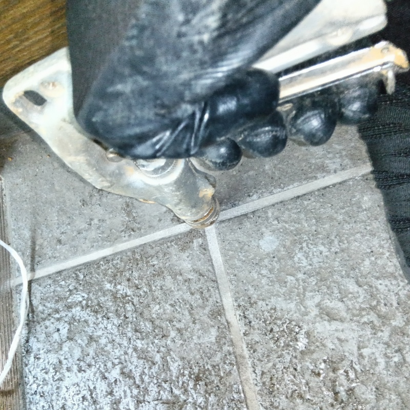 床に穴を開けて防蟻剤を注入