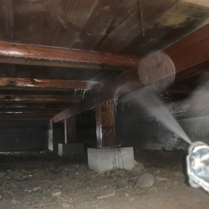 床下の木材に防蟻剤を散布