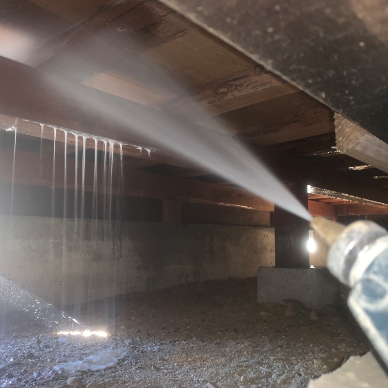 床下の木材に防蟻剤を散布