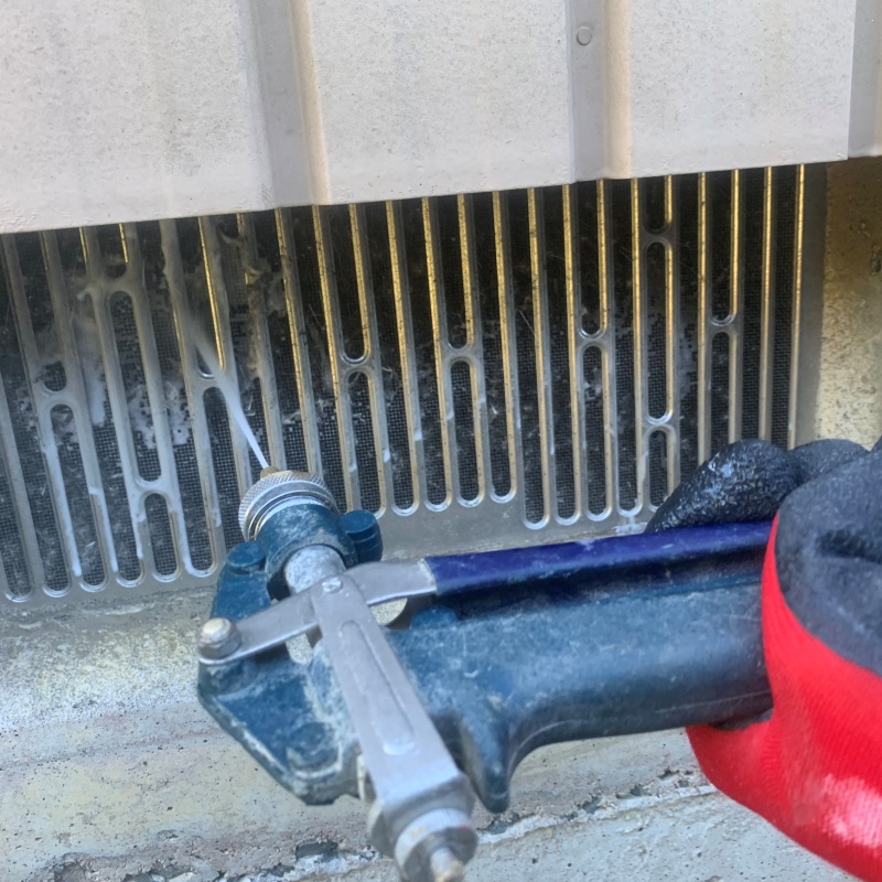 床下換気口から防蟻剤を散布