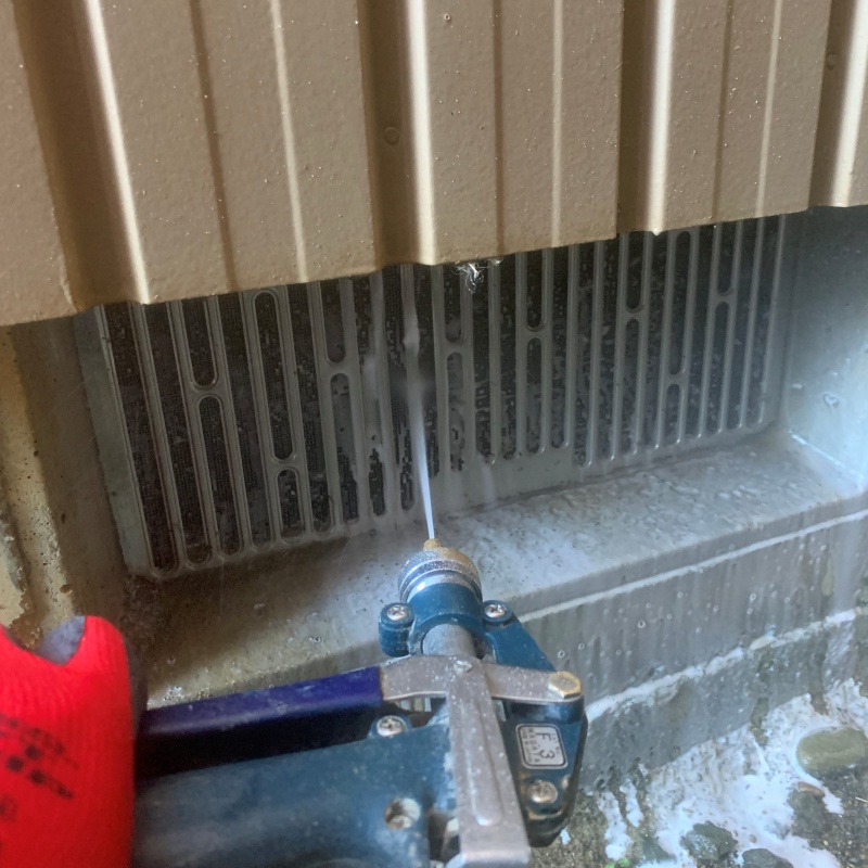 床下換気口から防蟻剤を散布