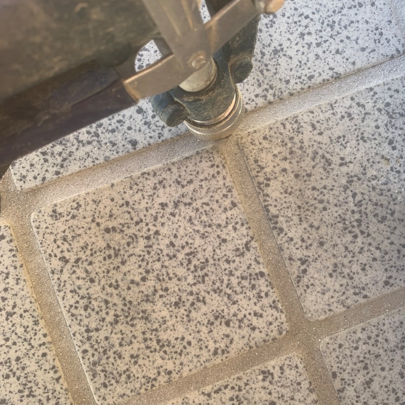 床に穴を開けて防蟻剤を注入