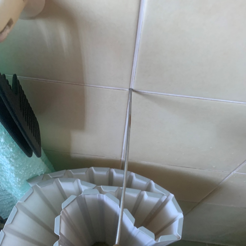 浴室の壁に穴を開けて防蟻剤を注入