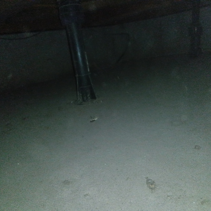 調湿剤設置前の床下