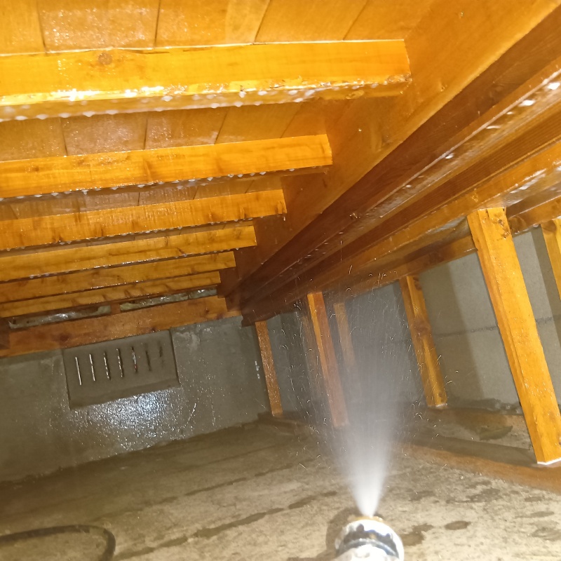 床下の木材に防蟻剤を散布