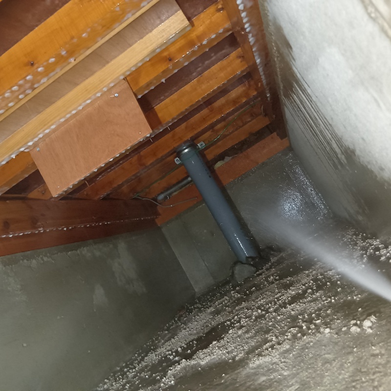 床下の木材に防蟻剤を散布