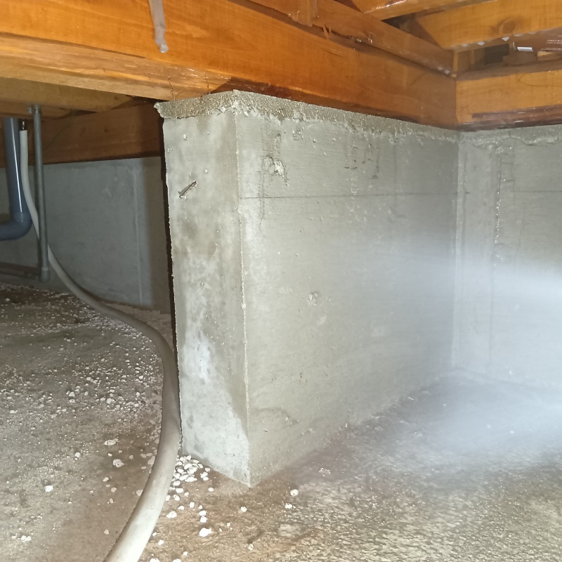 床下の土台付近に防蟻剤を散布