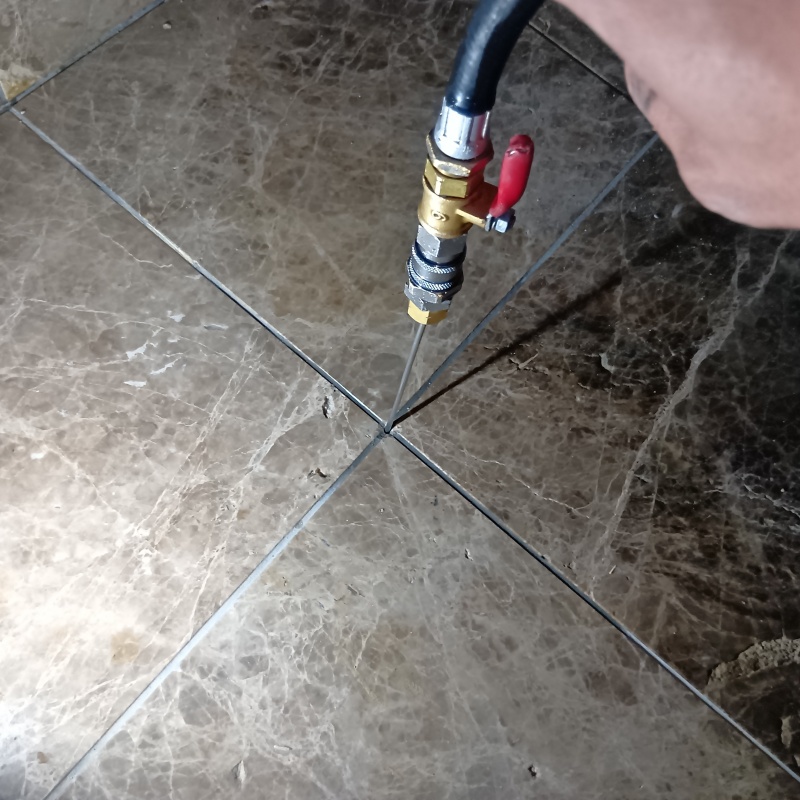 床に穴を開けて防蟻剤を注入