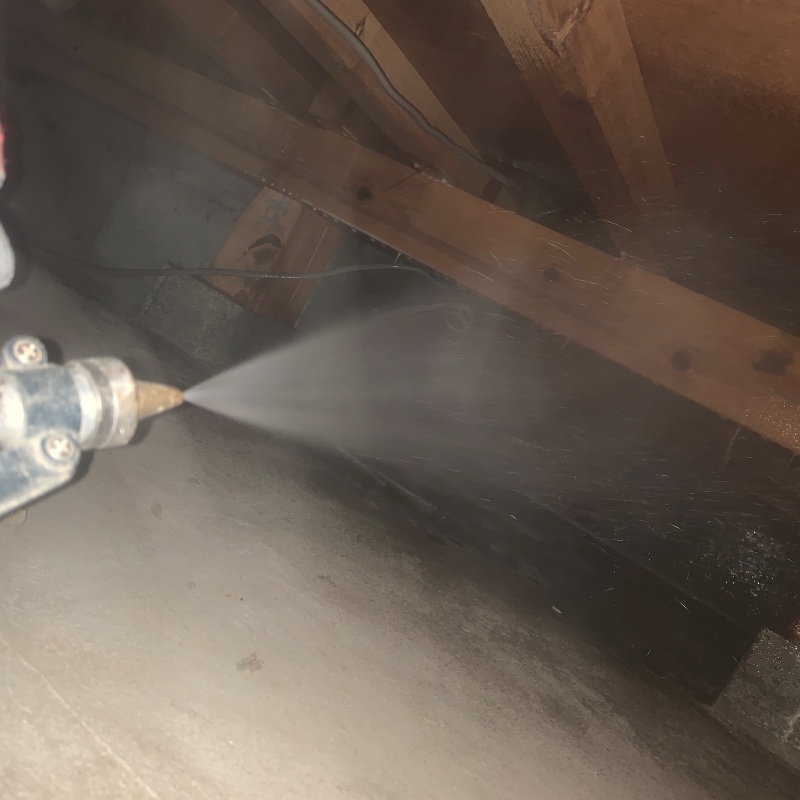 床下の木材に防蟻剤を散布