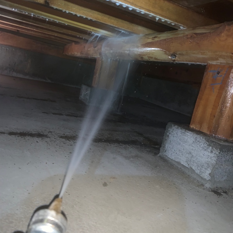 床下の木材に防蟻剤を散布