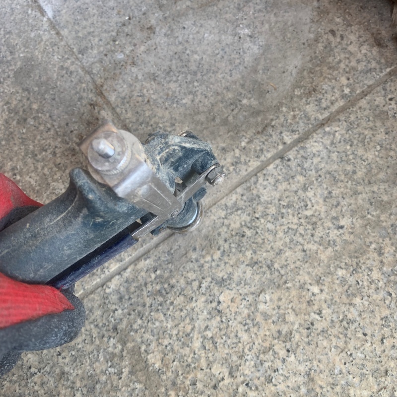 床に穴を開けて防蟻剤を注入