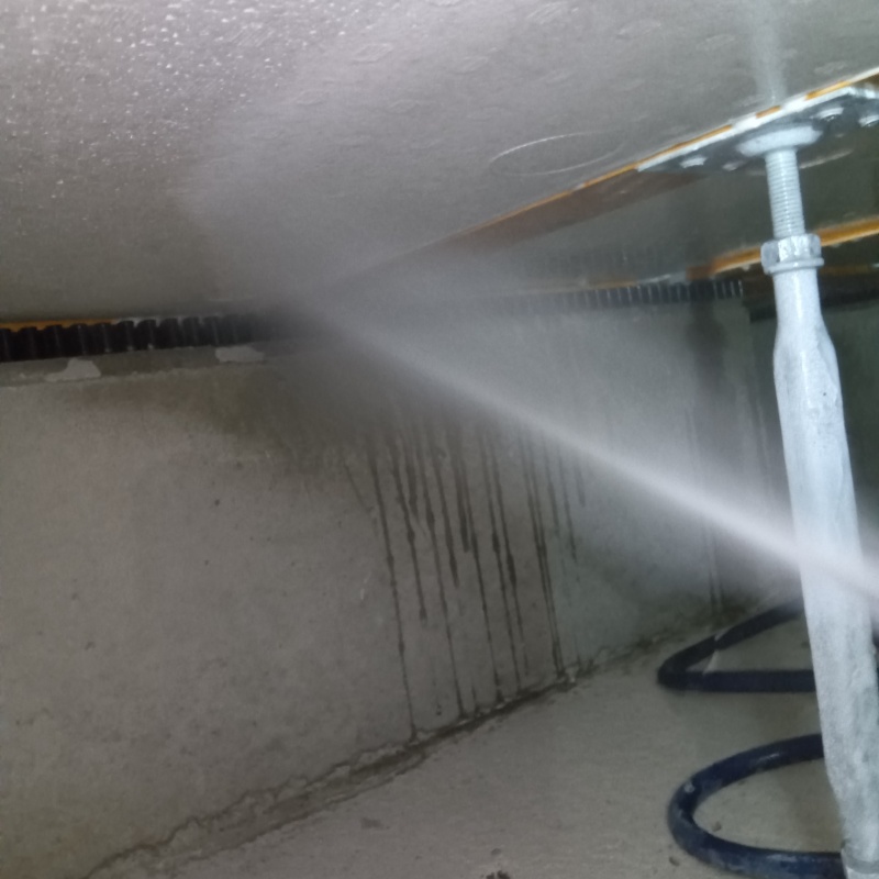 床下の木材に防蟻剤を散布