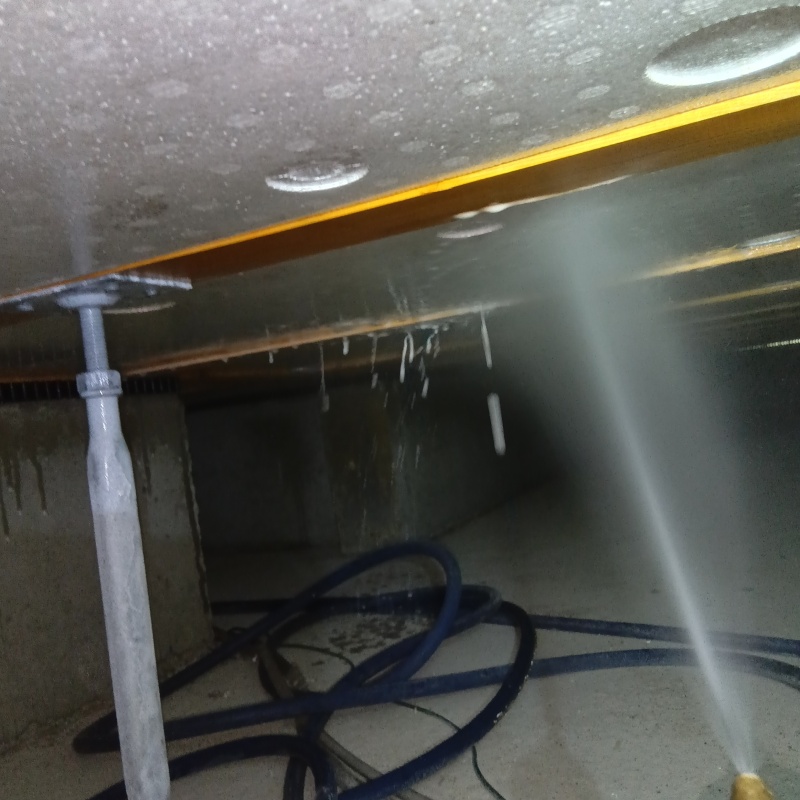 床下の木材に防蟻剤を散布