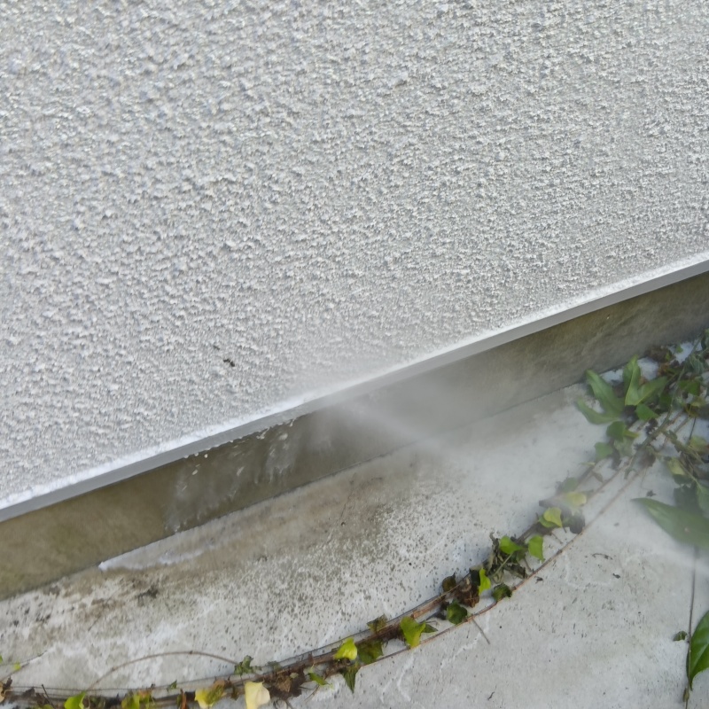 建物の基礎付近に防蟻剤を散布