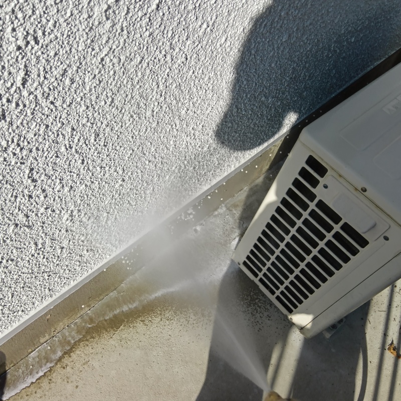 室外機付近に防蟻剤を散布