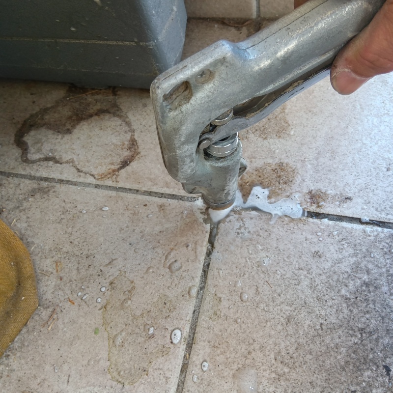 床に穴を開けて防蟻剤を注入