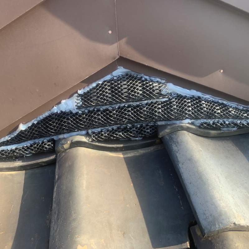 屋根のすき間を封鎖している様子