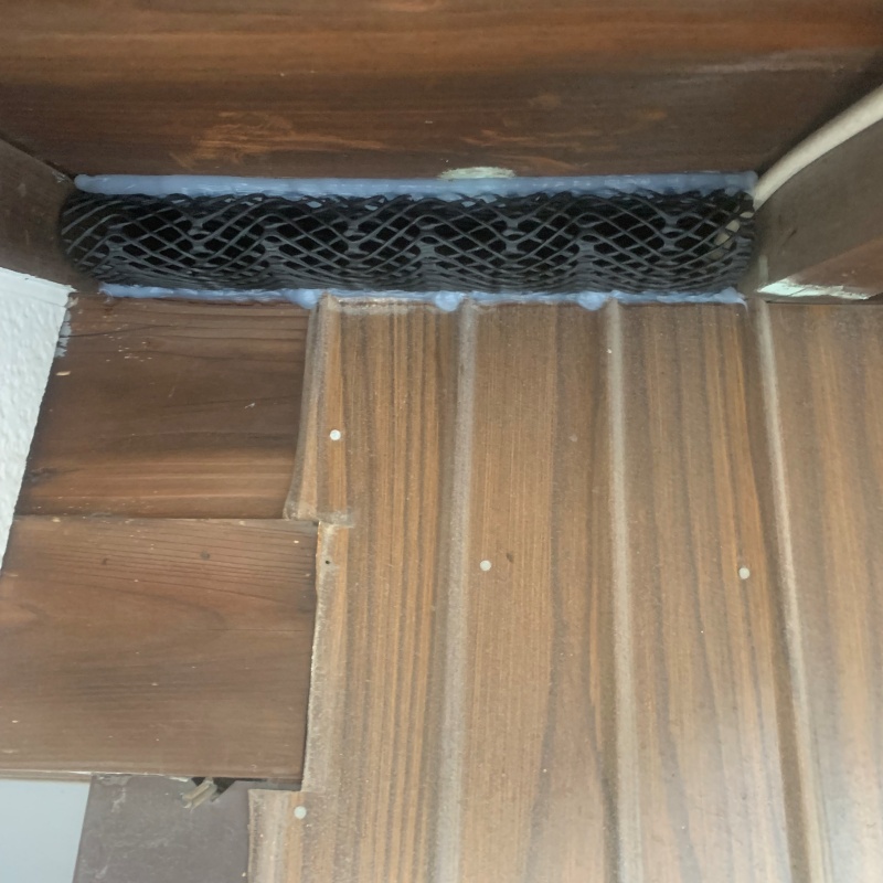 すき間をパテと網で封鎖