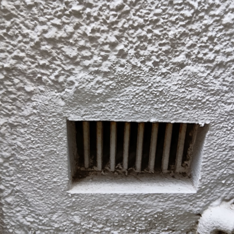 施工前の床下換気口