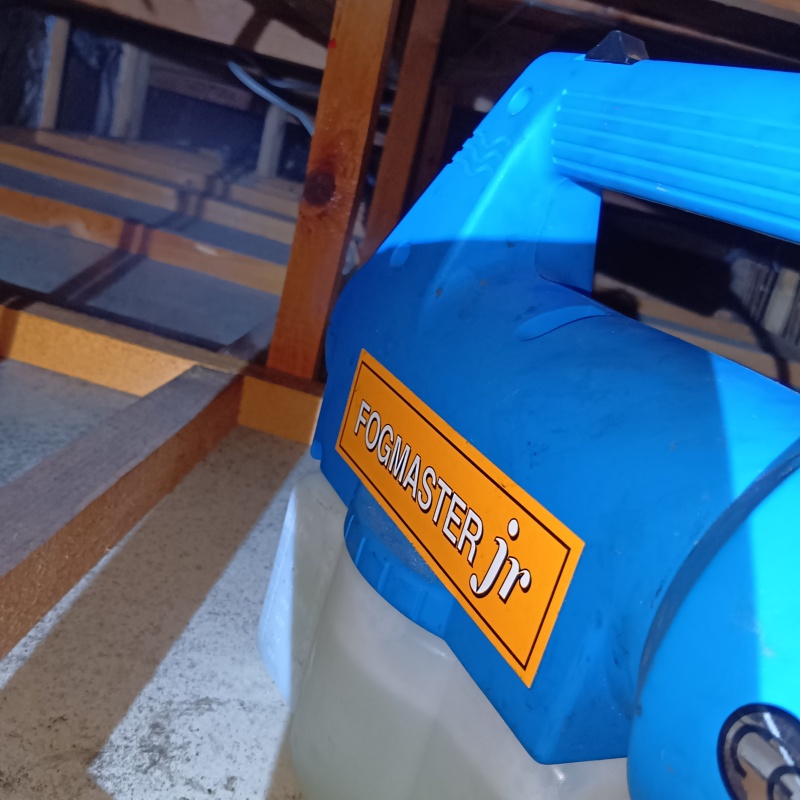 噴霧器で屋根裏を除菌・消臭