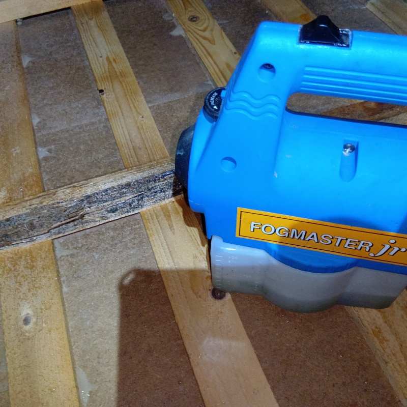 噴霧器で屋根裏を除菌・消臭