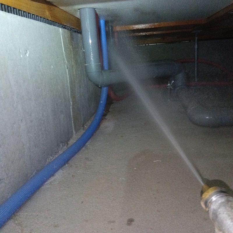 床下の木部に防蟻剤を散布