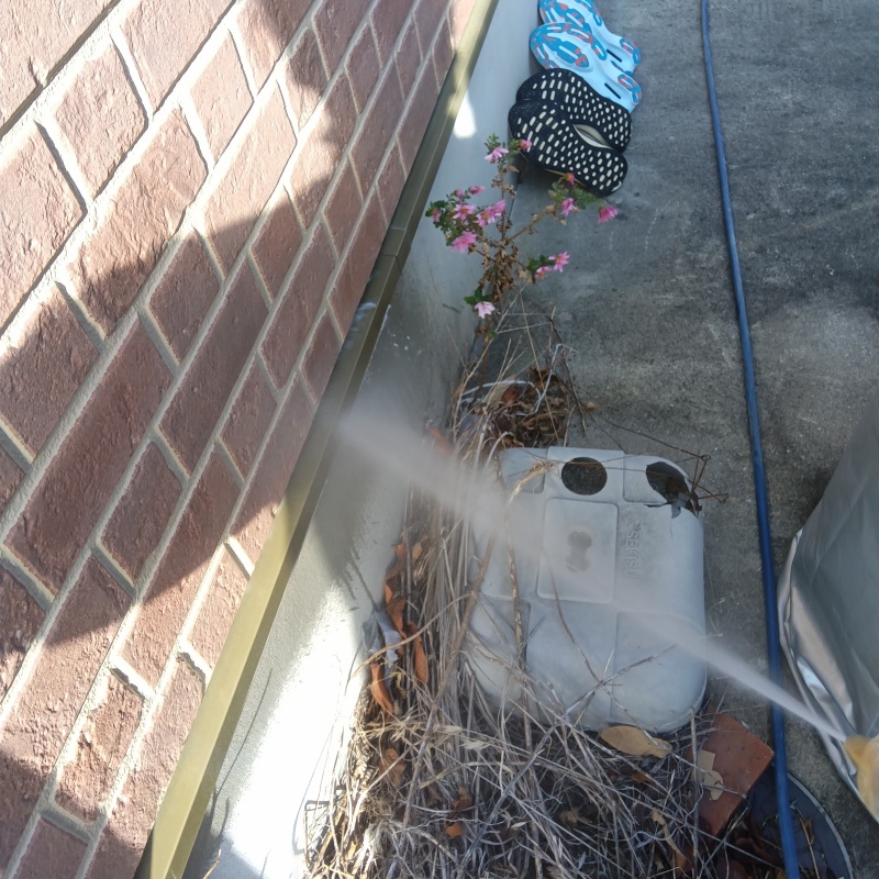 建物の外周に防蟻剤を散布